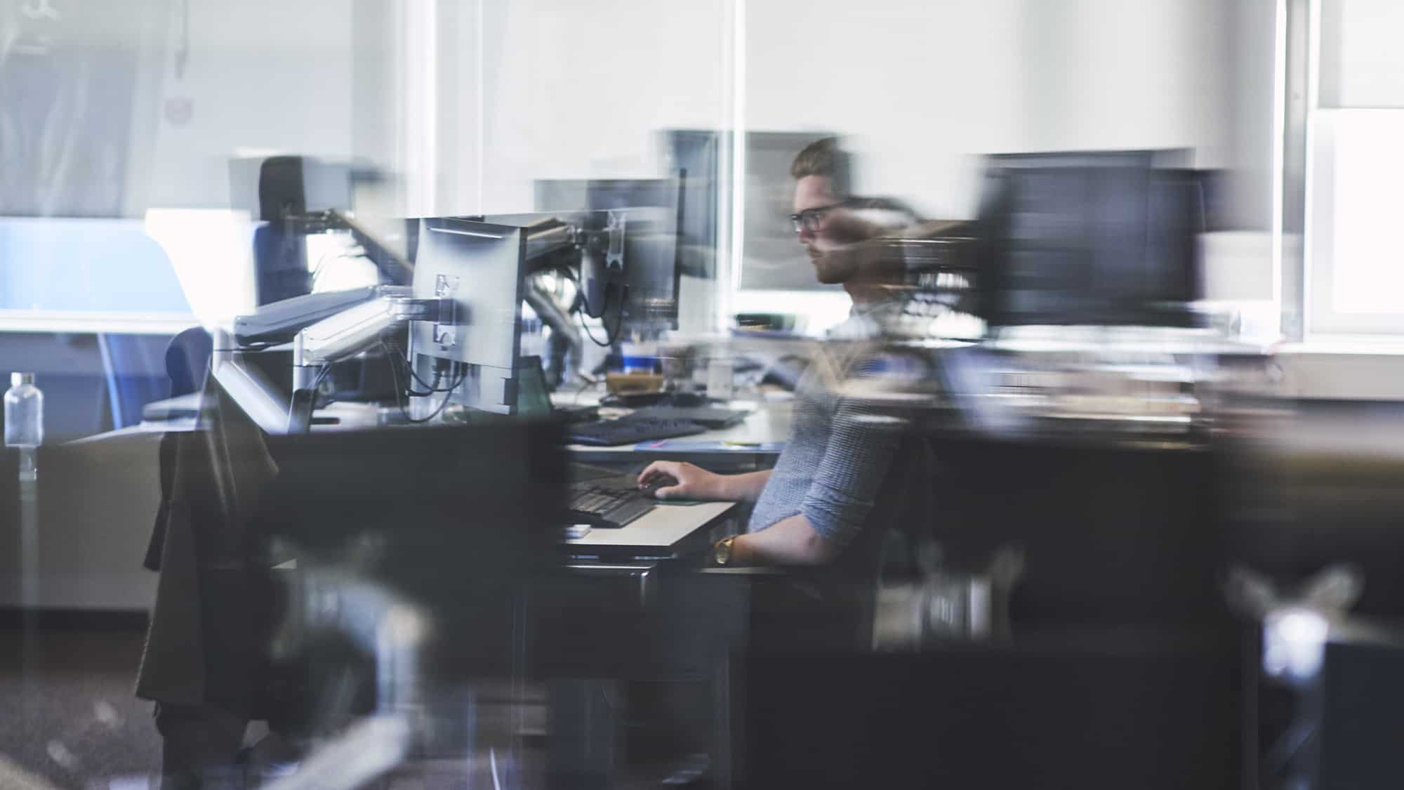 2000×1125-skrifstofa-blur